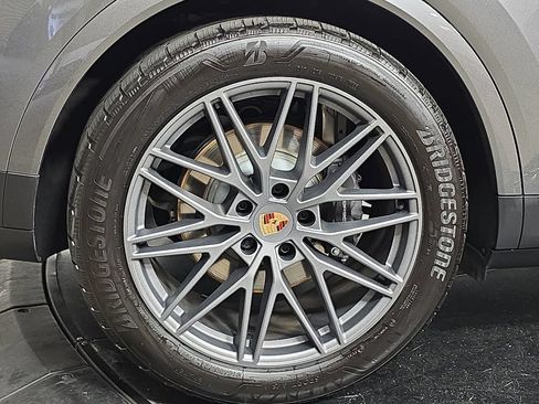 Used 2025 Porsche Cayenne AWD/4WD image 29