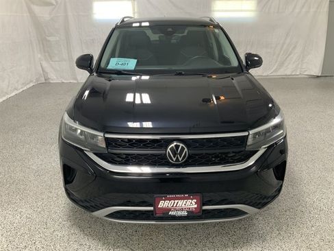 Used 2024 Volkswagen Taos SE FWD image 3