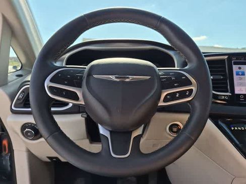Certified 2022 Chrysler Pacifica Touring-L FWD image 24