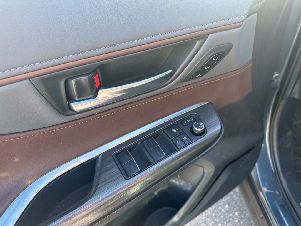 Used 2022 Toyota Venza XLE AWD/4WD image 14