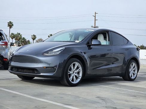 Used 2022 Tesla Model Y Long Range image 8