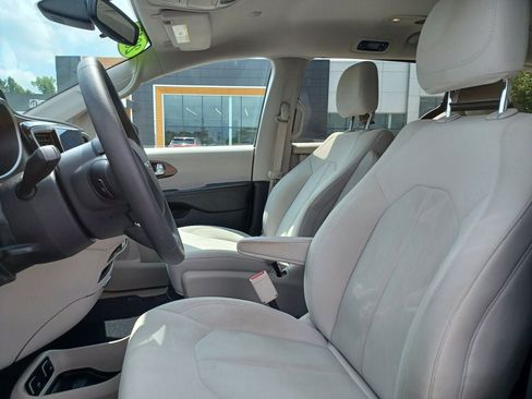 Used 2017 Chrysler Pacifica Touring FWD image 5