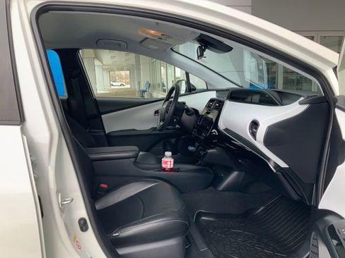 Used 2019 Toyota Prius LE image 16