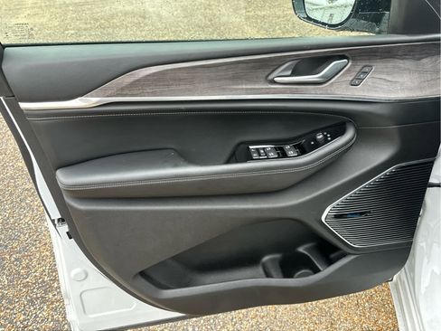 Used 2023 Jeep Grand Cherokee L Overland image 8