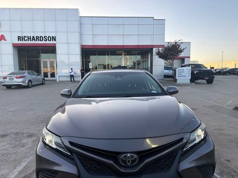 Used 2018 Toyota Camry SE FWD image 2
