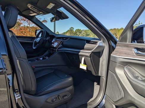 New 2025 Jeep Grand Cherokee Limited w/ Black Appearance Package image 36