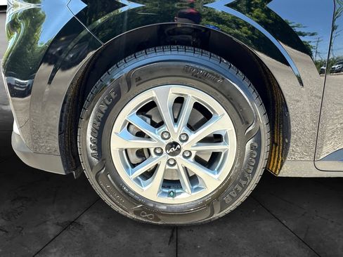 Used 2023 Kia Carnival LX FWD image 14