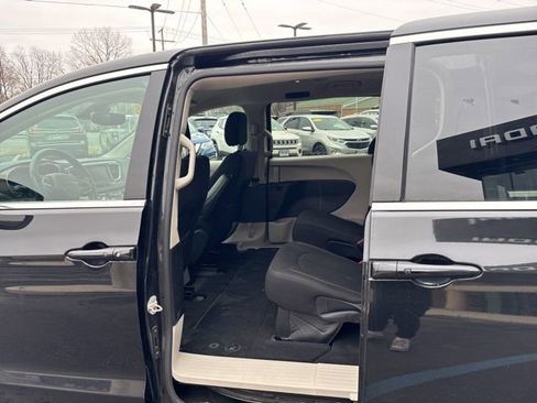 Used 2023 Chrysler Voyager LX image 14