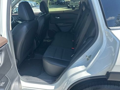 Used 2023 Nissan Rogue SV w/ SV Premium B Package FWD image 17