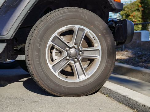 Used 2022 Jeep Wrangler Unlimited Sahara image 9