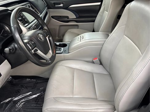 Used 2019 Toyota Highlander XLE AWD/4WD image 13