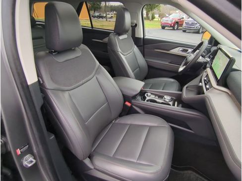 Used 2025 Ford Explorer Active w/ Active Comfort Package image 31
