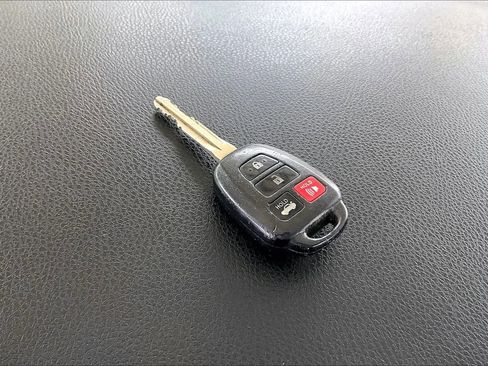 Used 2018 Toyota Corolla LE w/ Carpet Mat Package (TMS) image 31