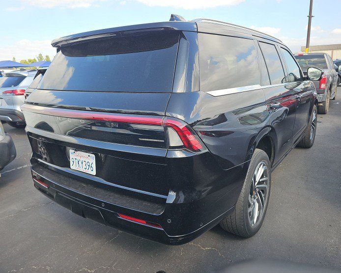 Used 2025 Lincoln Navigator Reserve AWD/4WD image 2