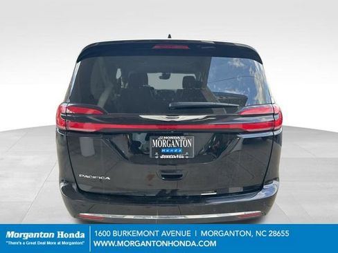 Used 2024 Chrysler Pacifica Touring-L FWD image 8