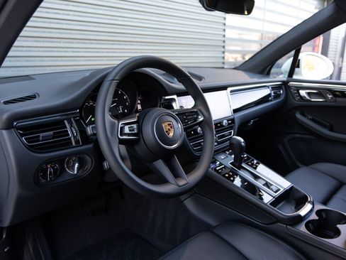 Certified 2026 Porsche Macan AWD/4WD image 4