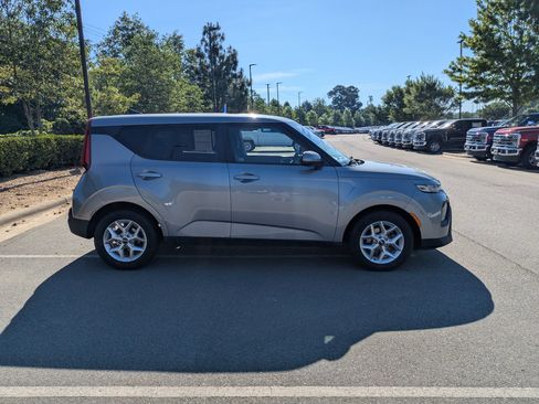 Used 2022 Kia Soul LX w/ Technology Package FWD image 3