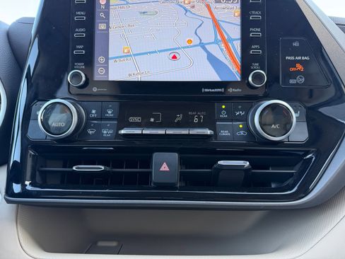 Used 2021 Toyota Highlander XLE AWD/4WD image 11