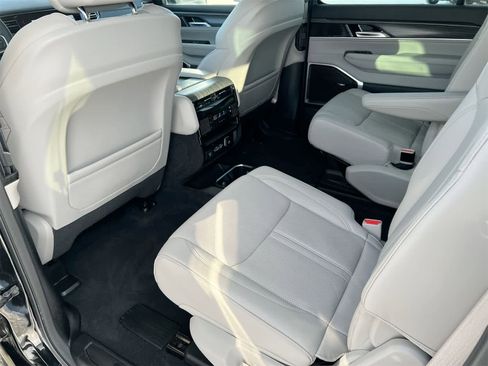 Used 2023 Jeep Wagoneer Series III w/ Preferred Equipment Group image 18