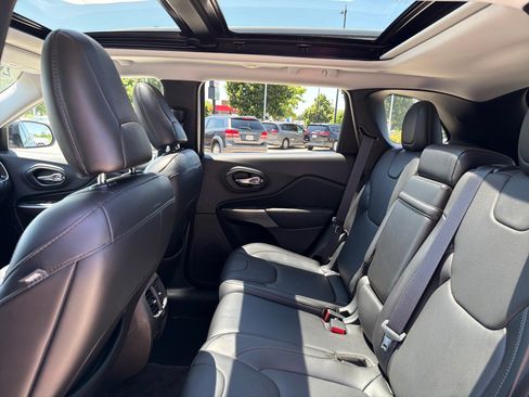 Used 2019 Jeep Cherokee Limited w/ Luxury Group AWD/4WD image 23