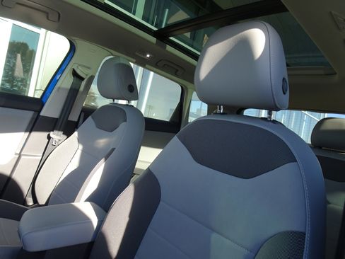 Used 2022 Volkswagen Taos SE w/ Panoramic Sunroof Package image 12