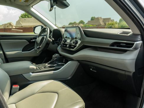 Used 2021 Toyota Highlander XLE FWD image 19