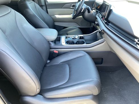 Used 2025 Kia Carnival EX FWD image 11