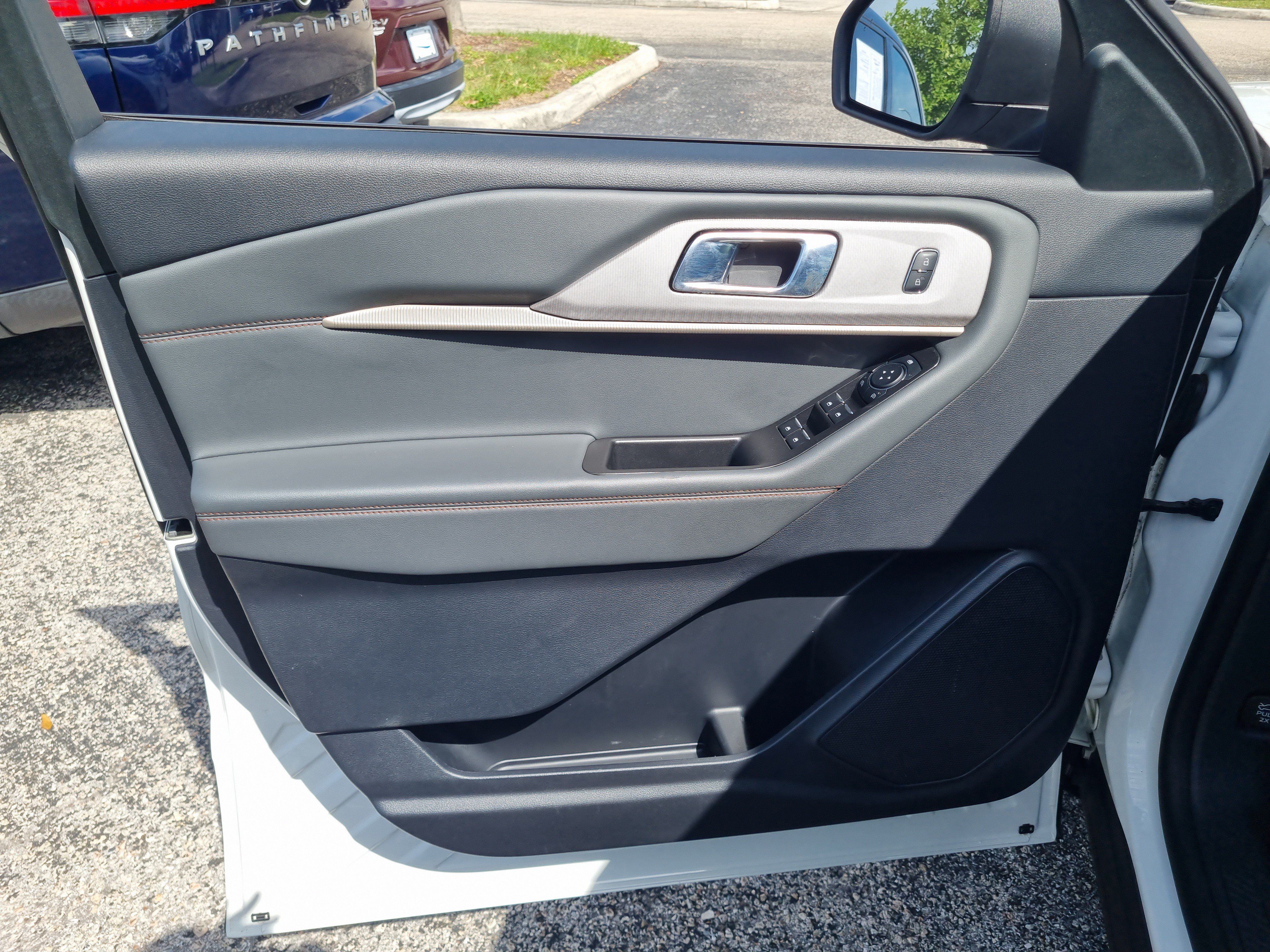 Used 2025 Ford Explorer Active AWD/4WD image 25