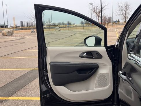 Used 2023 Chrysler Pacifica Touring-L image 4