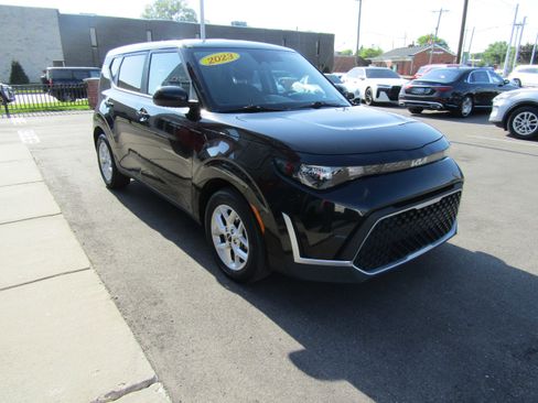 Used 2023 Kia Soul LX w/ Option Group 015 FWD image 4