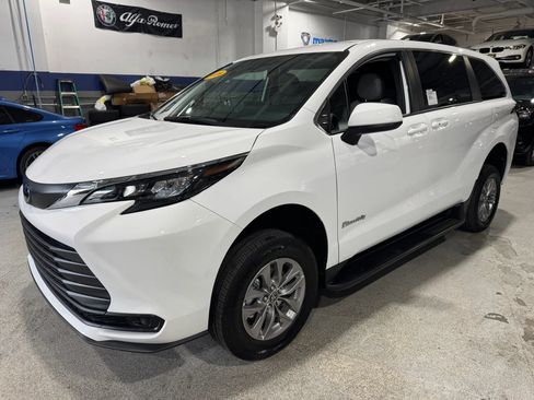 Used 2026 Toyota Sienna LE FWD image 4