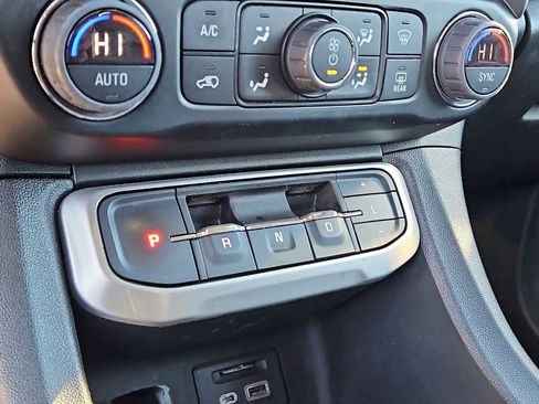 Used 2023 GMC Acadia SLT image 21