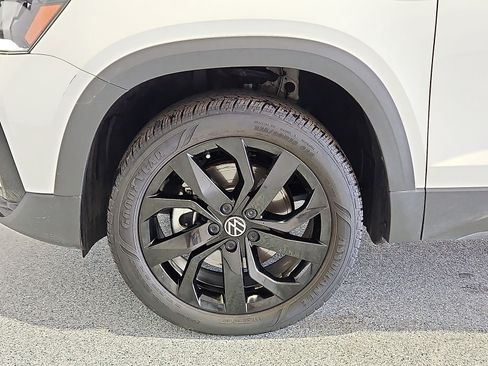Used 2023 Volkswagen Taos SE w/ Panoramic Sunroof Package FWD image 11