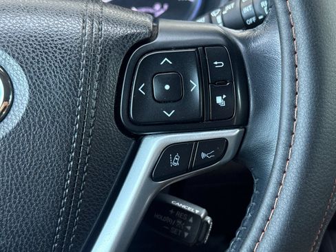 Used 2018 Toyota Highlander XLE AWD/4WD image 38