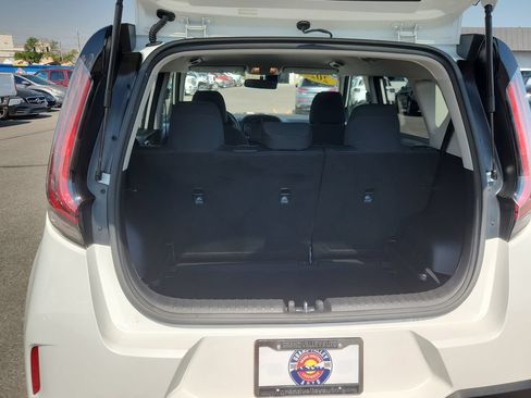 Used 2025 Kia Soul LX w/ LX Technology Package FWD image 11
