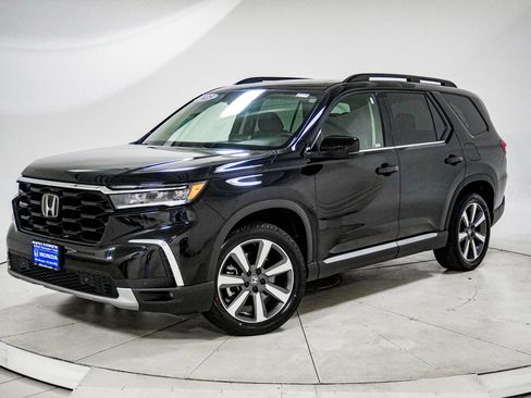 Used 2023 Honda Pilot Touring image 1