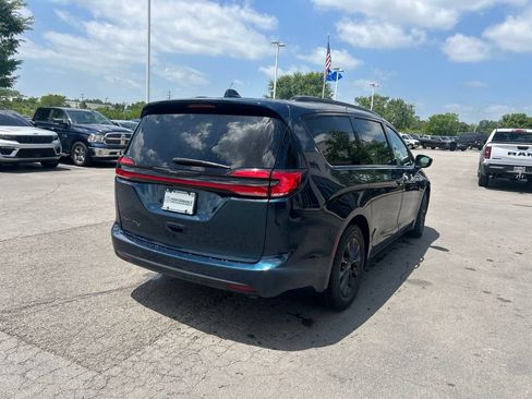 Used 2022 Chrysler Pacifica Touring-L w/ S Appearance Package FWD image 3