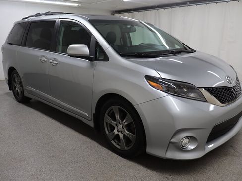 Used 2017 Toyota Sienna SE Premium FWD image 2