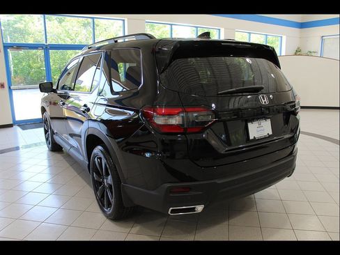 Certified 2025 Honda Pilot Black Edition image 7