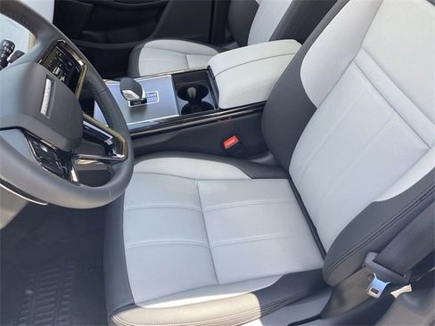 Used 2025 Land Rover Range Rover Evoque Dynamic SE image 6