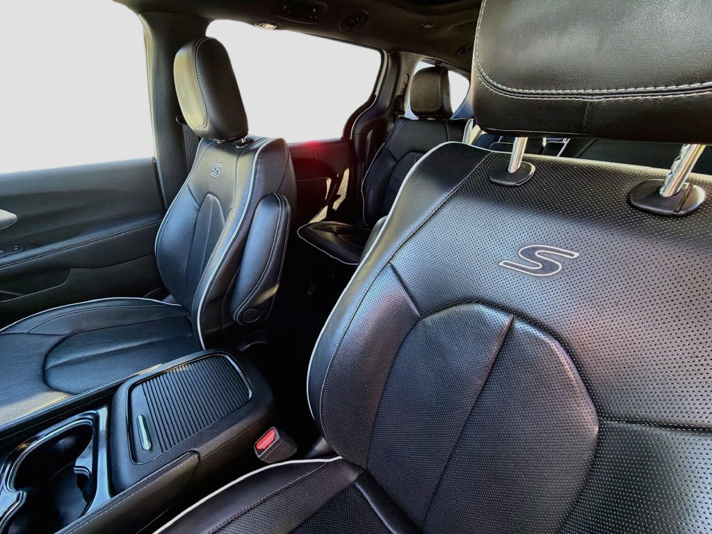 Used 2023 Chrysler Pacifica Limited w/ S Appearance Package FWD image 10