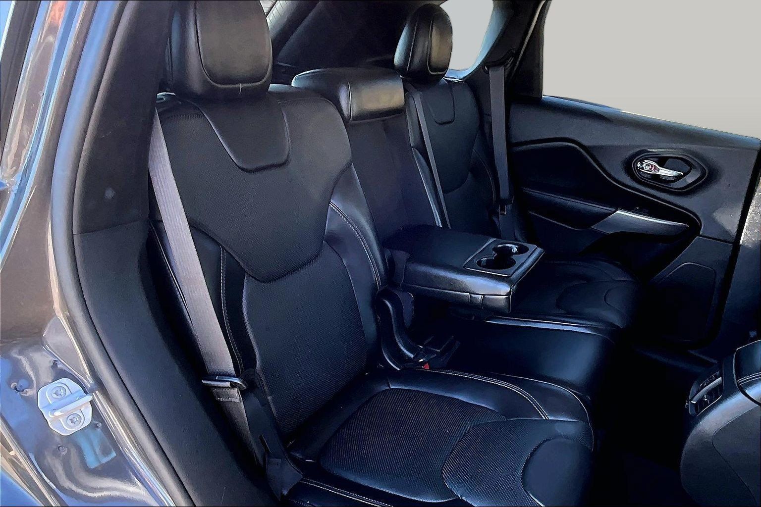Used 2019 Jeep Cherokee Limited w/ Luxury Group AWD/4WD image 27