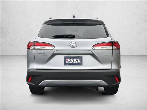 Used 2025 Toyota Corolla Cross LE image 6