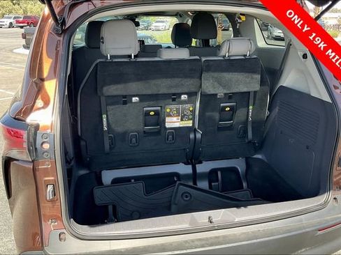 Used 2022 Toyota Sienna LE w/ LE Plus Package image 34