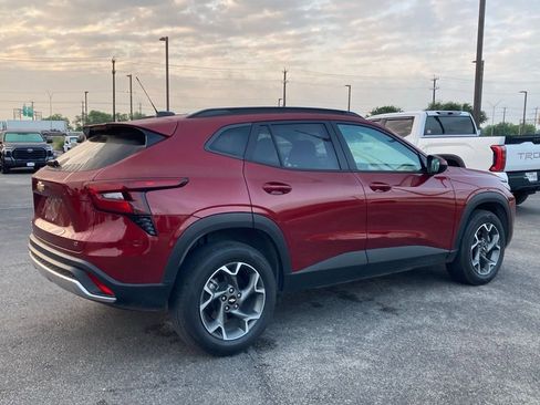 Used 2025 Chevrolet Trax LT image 4