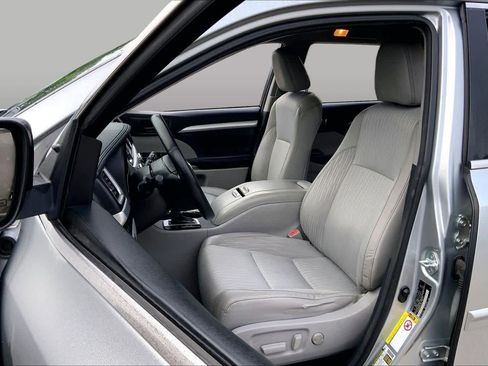 Used 2017 Toyota Highlander Plus FWD image 8