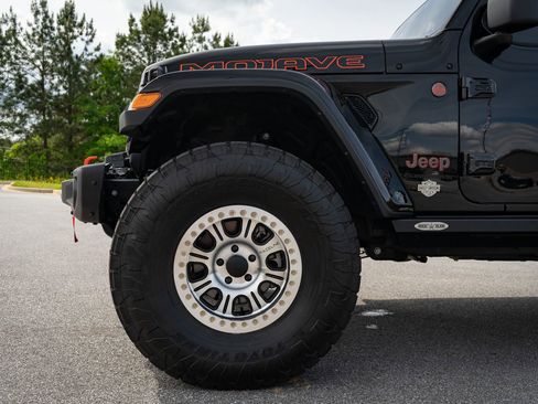 Used 2024 Jeep Gladiator Mojave AWD/4WD image 7