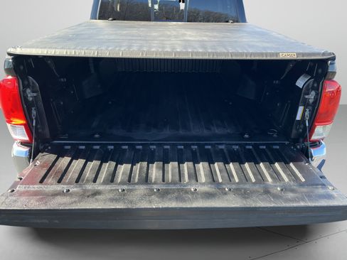 Used 2016 Toyota Tacoma SR5 w/ SR5 Appearance Package (SN) image 10