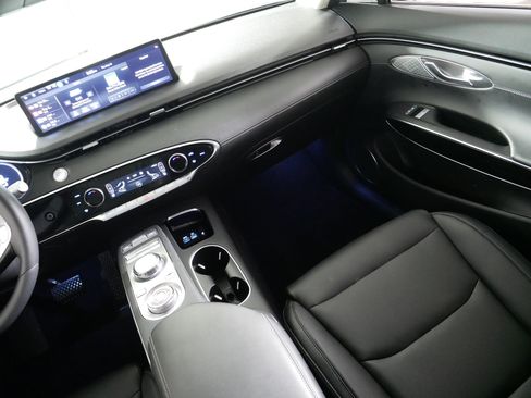 Certified 2025 Genesis GV70 2.5T AWD/4WD image 11