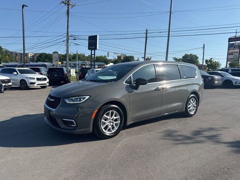 Used 2025 Chrysler Pacifica Select FWD image 3